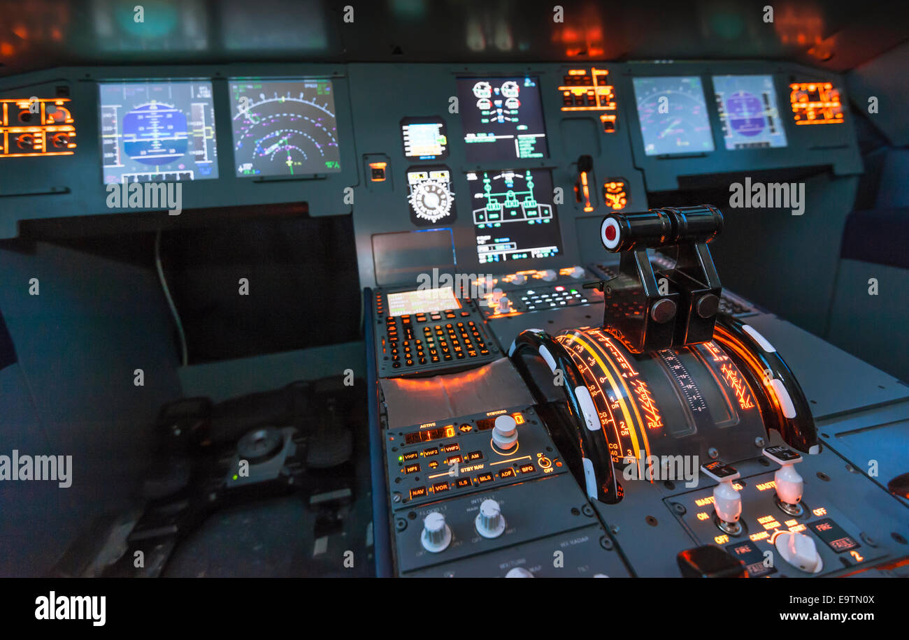 Cockpit eines Airbus A320 Flugsimulator, der für die Ausbildung von professionellen Piloten verwendet wird. Stockfoto