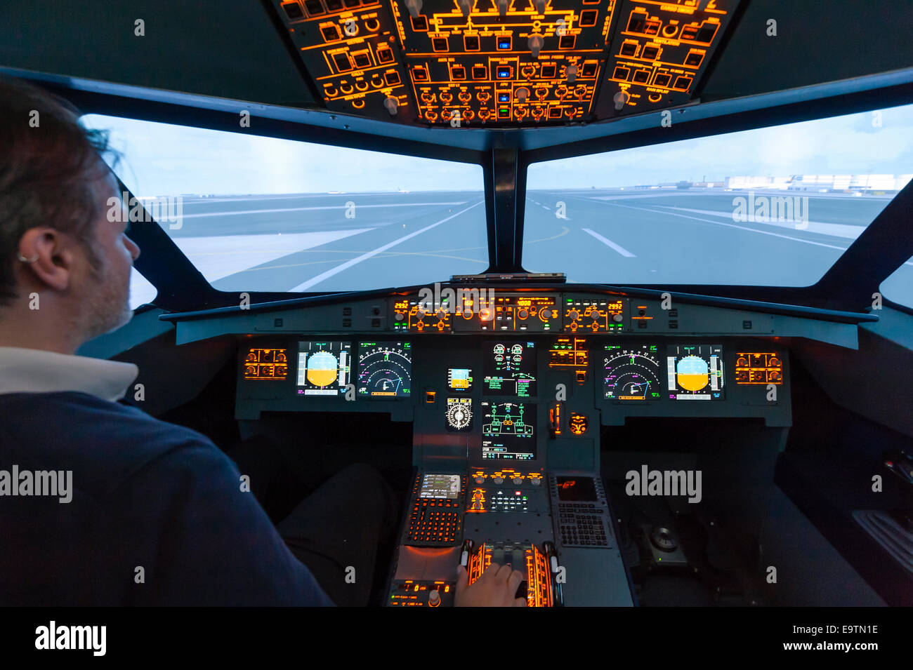 Cockpit eines Airbus A320 Flugsimulator, der verwendet wird, für die Ausbildung von professionellen Piloten (Vorbereitung Start) Stockfoto