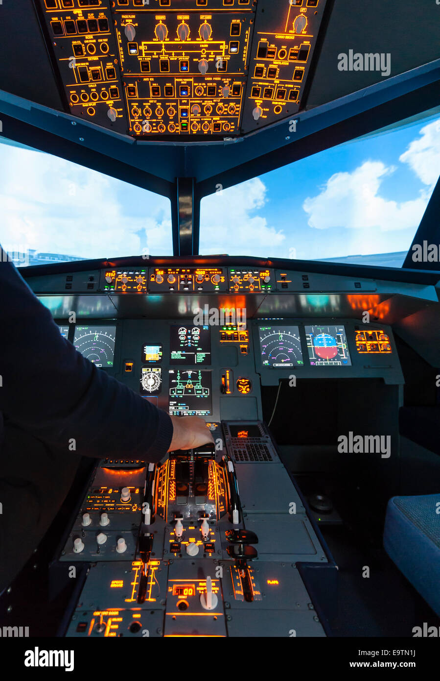 Cockpit eines Airbus A320 Flugsimulator, der für die Ausbildung von professionellen Piloten verwendet wird. Stockfoto