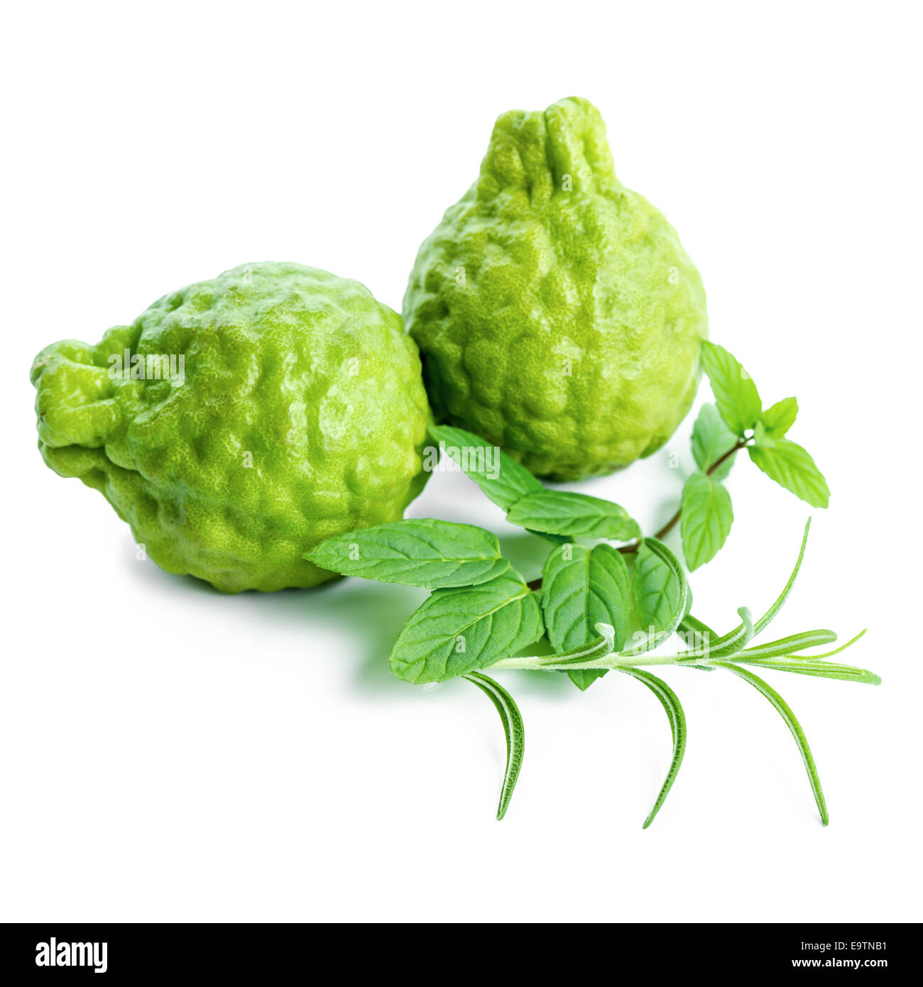 Kaffir-Limette oder Bergamotte-Frucht und grünen Gräsern ist isoliert auf weißem Hintergrund, closeup Stockfoto