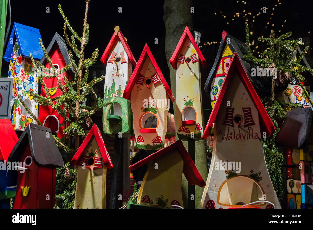 Handgemachte Vogelhäuser hölzerne für den Verkauf auf dem deutschen winter Stockfoto