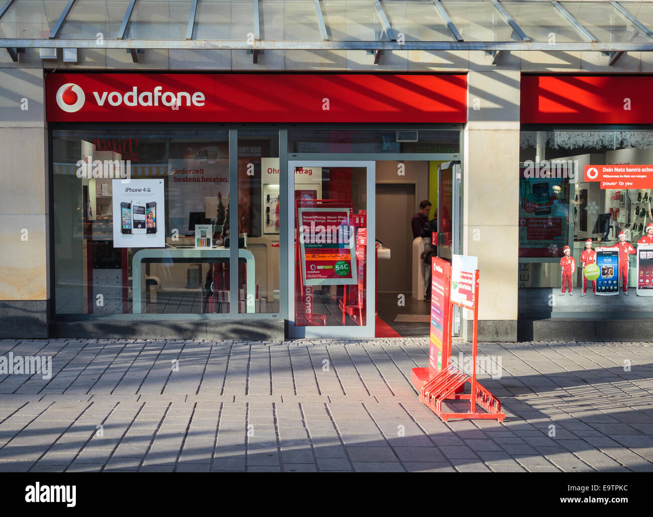 Vodafone-Ladenzeile mit iPhone 4 s promotion Stockfoto