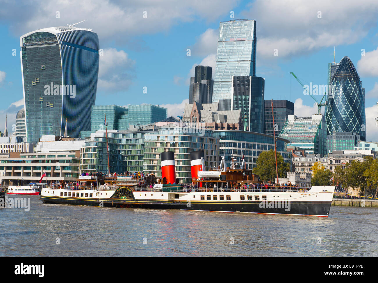 Raddampfer Waverley auf der Themse im Pool von London Uk Stockfoto