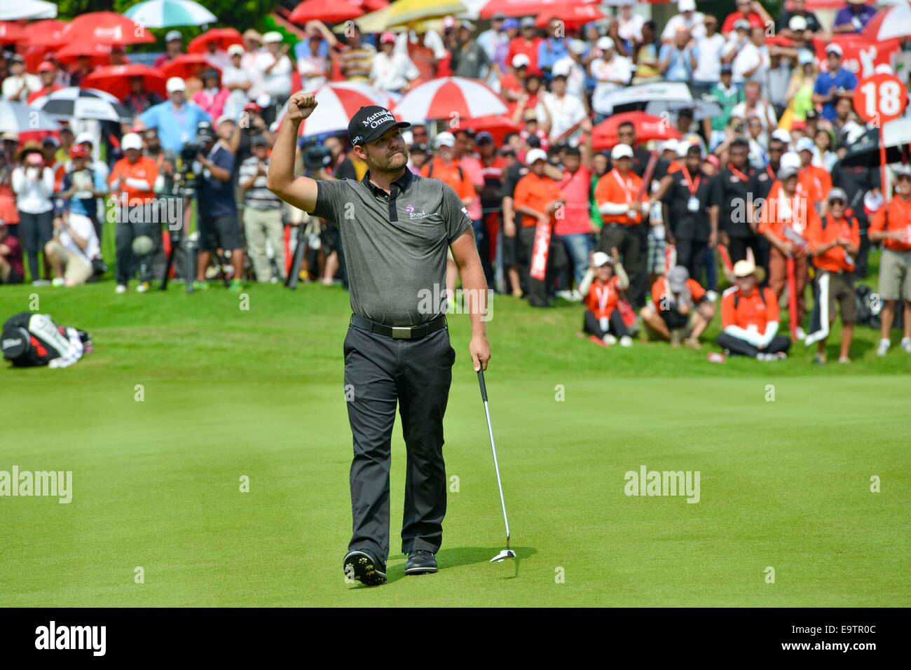 Kuala Lumpur. 2. November 2014. Ryan Moore aus den USA feiert nach dem Sieg der 2014 CIMB Classic Golf-Turnier in Kuala Lumpur auf 2. November 2014. © Chong Voon Chung/Xinhua/Alamy Live-Nachrichten Stockfoto