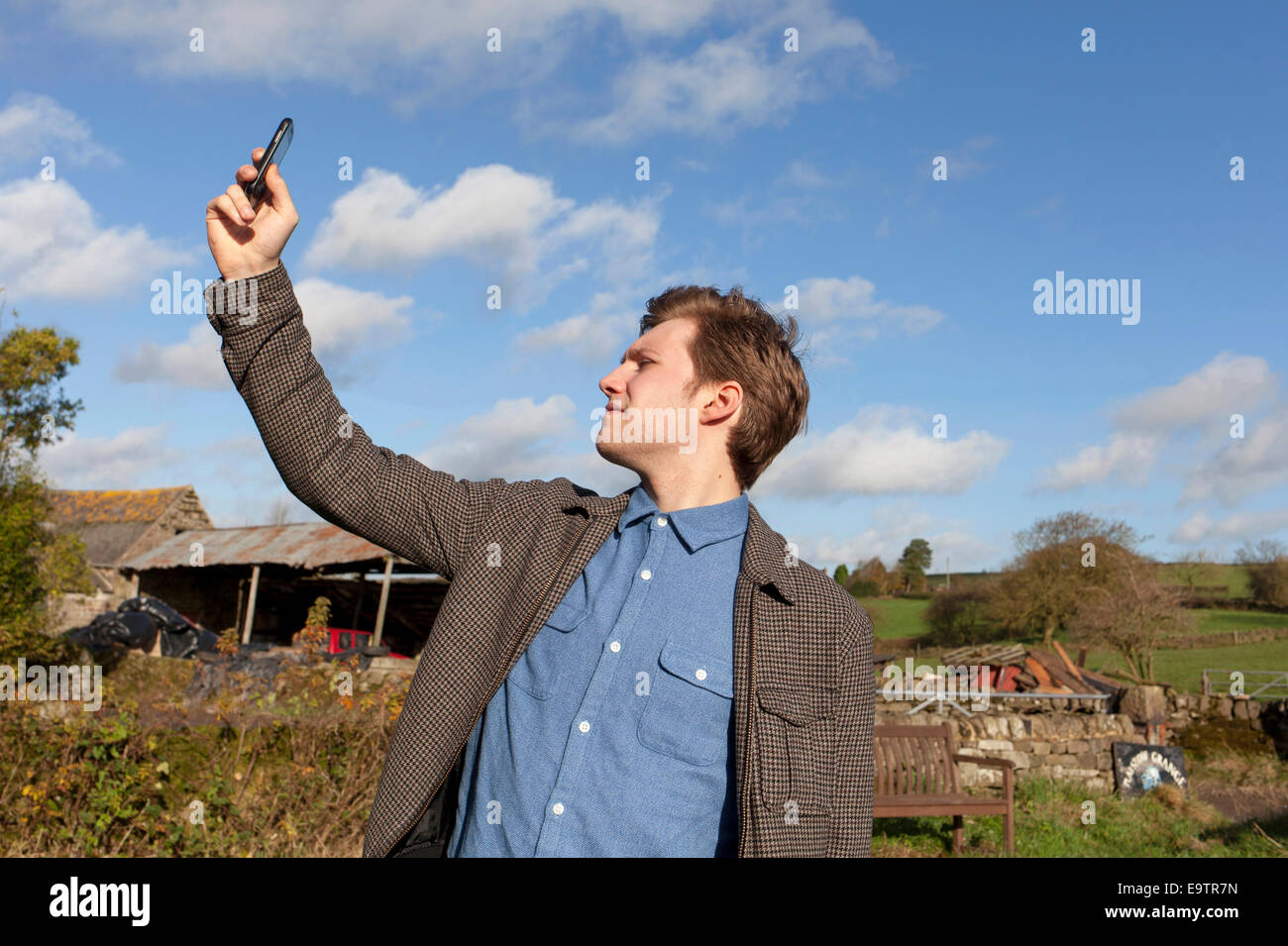 Ein Teenager auf der Suche nach einer Handy-Signal in ländlicher Umgebung in Großbritannien Stockfoto