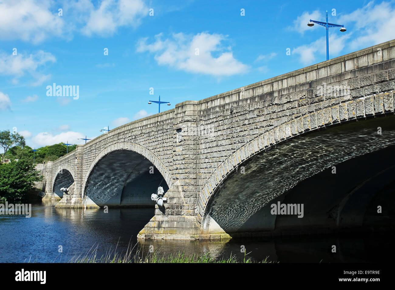 George der Sixth-Brücke über den Fluss Dee in Aberdeen, mit plätschernden Reflexionen auf den Bögen. Stockfoto
