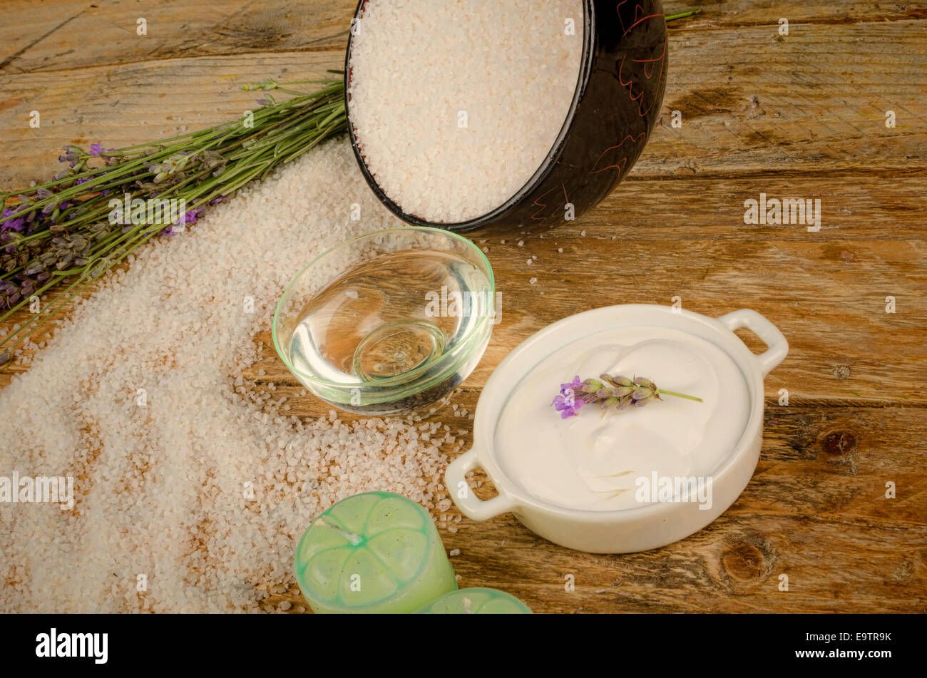 Badesalz, Lotion und ätherischen Ölen, Naturkosmetik Stockfoto