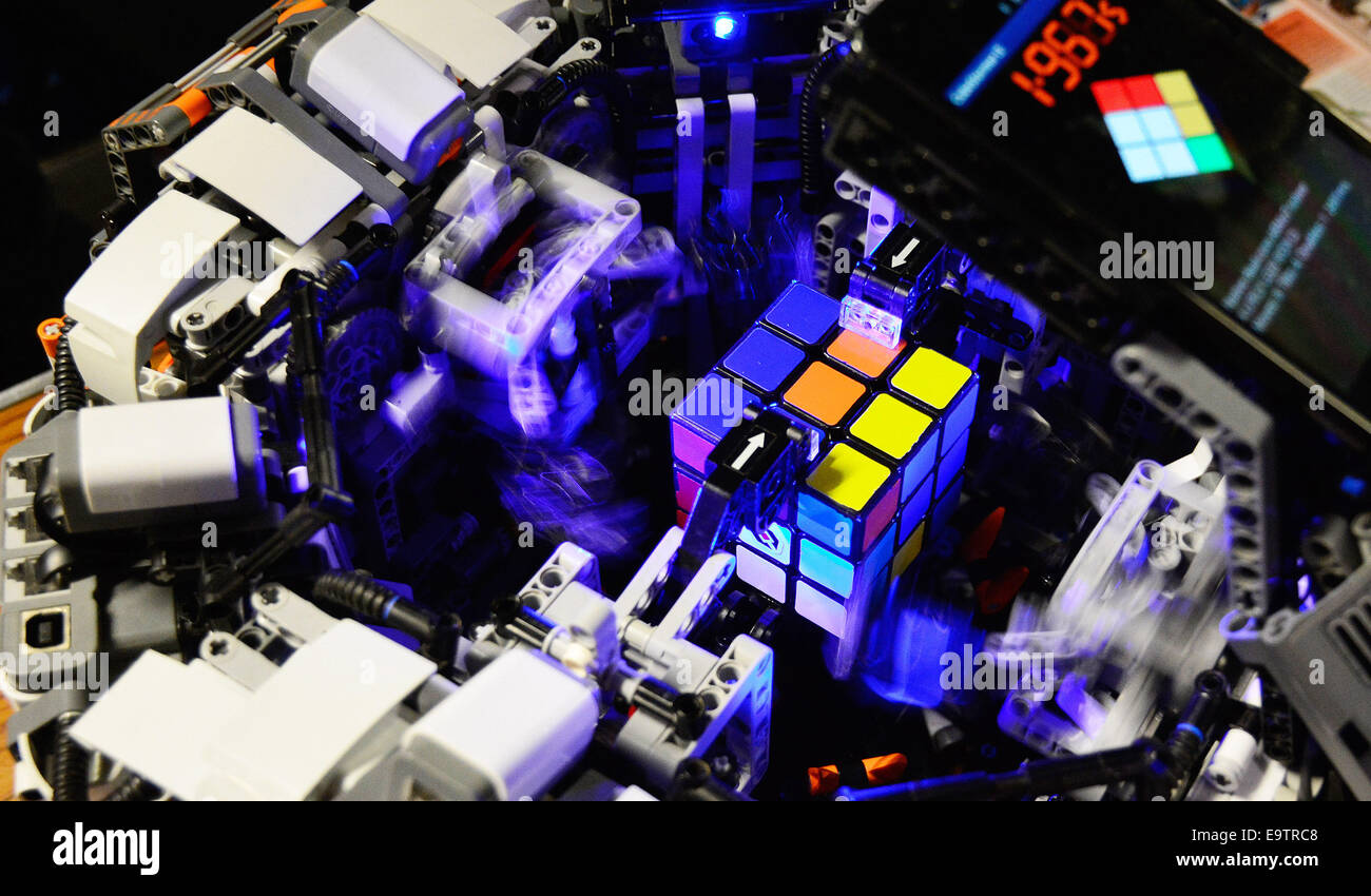CubeStormer 2 - gebaut von Mike & David Dobson Gilday.Their neuester Bauart können lösen einen 3 x 3 Zauberwürfel in dreieinhalb Sekunden zweimal so schnell wie ein Mensch. Aus Lego gebaut und nutzt eine Smartphone ist es an diesem Wochenende bei der UK National Rubik Cube Meisterschaften an der Leicester University, 1. November 2014. Foto John Robertson Stockfoto