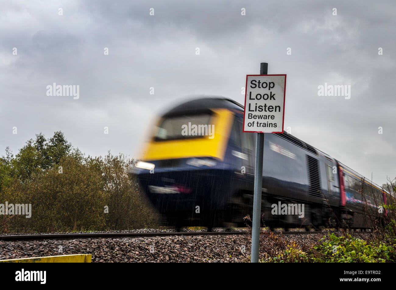Bathford, Somerset, UK. 2. November 2014. Ein Diesel-Zug geht über eine Kreuzung in der Nähe des Dorfes. Network Rail ist der historische Great Western Main Line von London Paddington durch nach Swansea, mit Arbeit, die ab 2015 in Bad elektrisierend. Network Rail sagt, dass das Upgrade bringt erhebliche Vorteile für Bad, North East Somerset und ganz im Südwesten. Bildnachweis: Richard Wayman/Alamy Live-Nachrichten Stockfoto