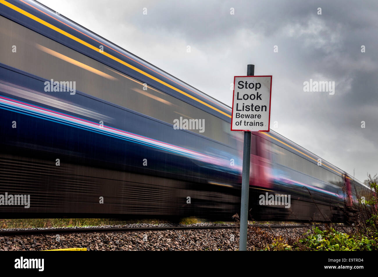 Bathford, Somerset, UK. 2. November 2014. Ein Diesel-Zug geht über eine Kreuzung in der Nähe des Dorfes. Network Rail ist der historische Great Western Main Line von London Paddington durch nach Swansea, mit Arbeit, die ab 2015 in Bad elektrisierend. Network Rail sagt, dass das Upgrade bringt erhebliche Vorteile für Bad, North East Somerset und ganz im Südwesten. Bildnachweis: Richard Wayman/Alamy Live-Nachrichten Stockfoto