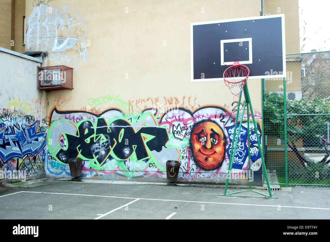 ZAGREB, KroatienFebruar 24 Basketball Hof mit Basketball Hoop und