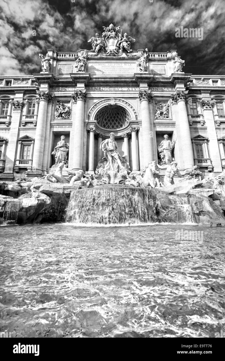 Weitwinkel-Blick auf den berühmten Trevi-Brunnen, Rom, Italien. Stockfoto