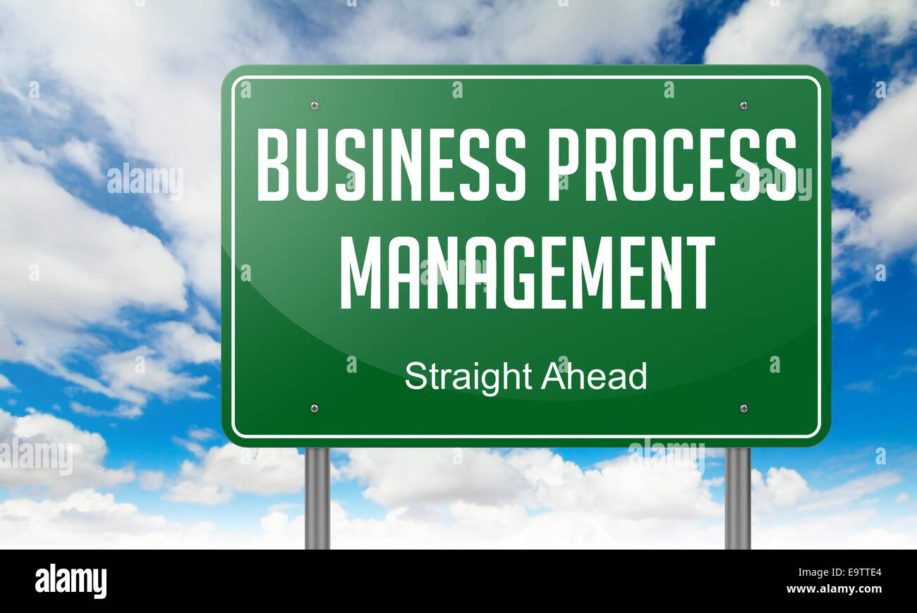 Autobahn-Wegweiser mit Business Process Management Wortlaut auf Himmelshintergrund. Stockfoto