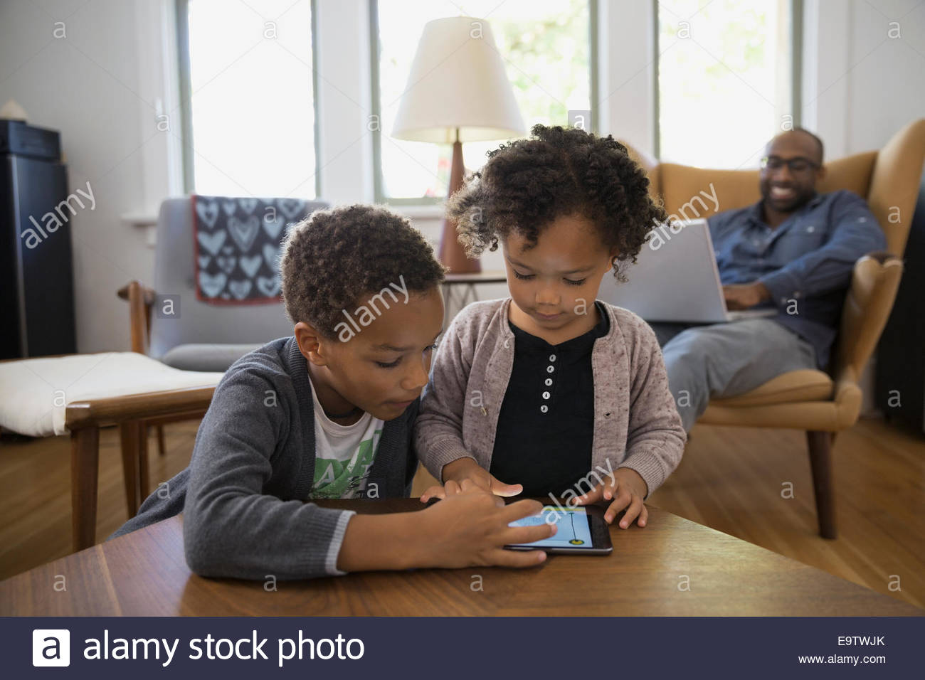 Bruder und Schwester teilen digital-Tablette Stockfoto