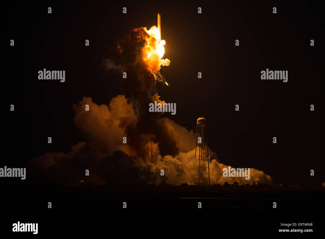 Der Orbital Sciences Corporation Antares-Rakete, mit der Cygnus Raumfahrzeug an Bord der Mid-Atlantic Regional Spaceport Pad 0A, Dienstag, 28. Oktober 2014, bei der NASA Wallops Flight Facility in Virginia eine katastrophale Anomalie Momente nach dem Start leidet. Stockfoto
