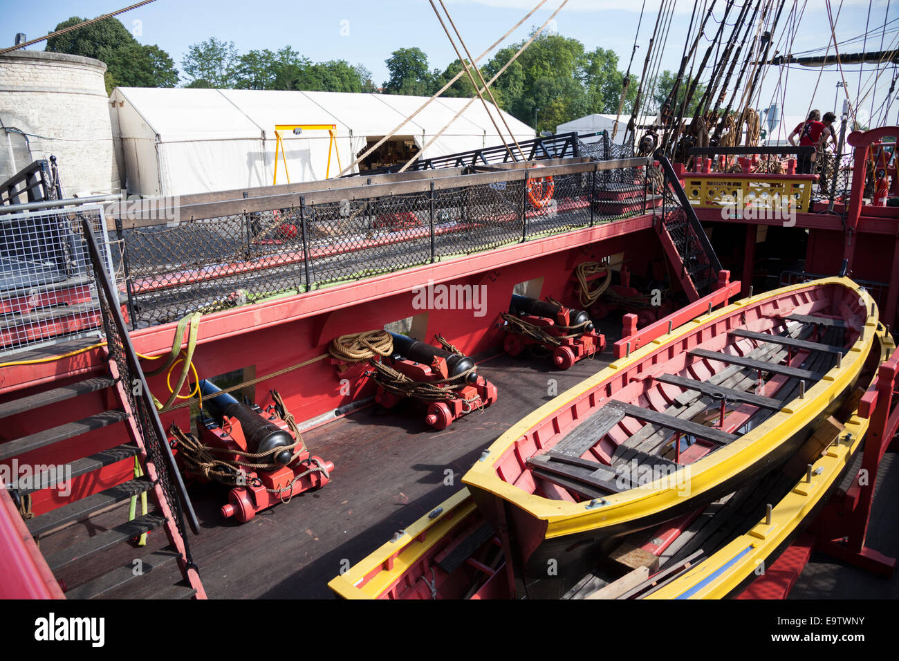 Ein Teil der Hermine Batteriedeck mit Rettungsbooten und ein paar Kanonen von 12 auf ihren Wagen. Canons et Bateaux de Sauvetage. Stockfoto