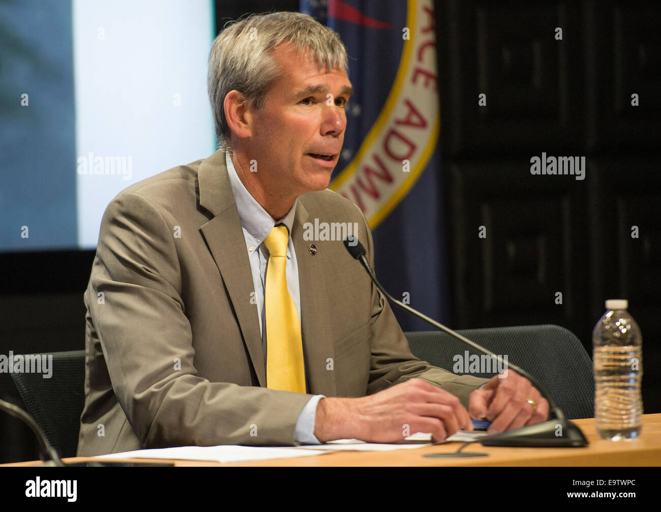 Bill Wrobel, Direktor des NASA Wallops Flight Facility wird gesehen, während einer Pressekonferenz nach eine Panne während der Start der Antares-Rakete mit dem Cygnus Fracht Raumschiff an Bord, Dienstag, 28. Oktober 2014, NASA Wallops Flight Facility aufgetreten ist, Stockfoto