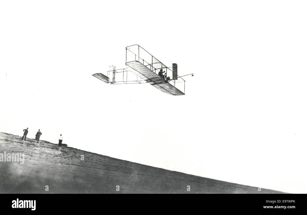 Dieses Foto von Orville Wright in seinem Gleiter in Kitty Hawk, North Carolina, wurde am 24. Oktober 1911 aufgenommen. Seinen neue Schirm hat alle Rekorde der gleiten durch tatsächlich soaring und bleiben im Flug für 9 Minuten und 45 Sekunden. Seinen Rekord dauerte f Stockfoto