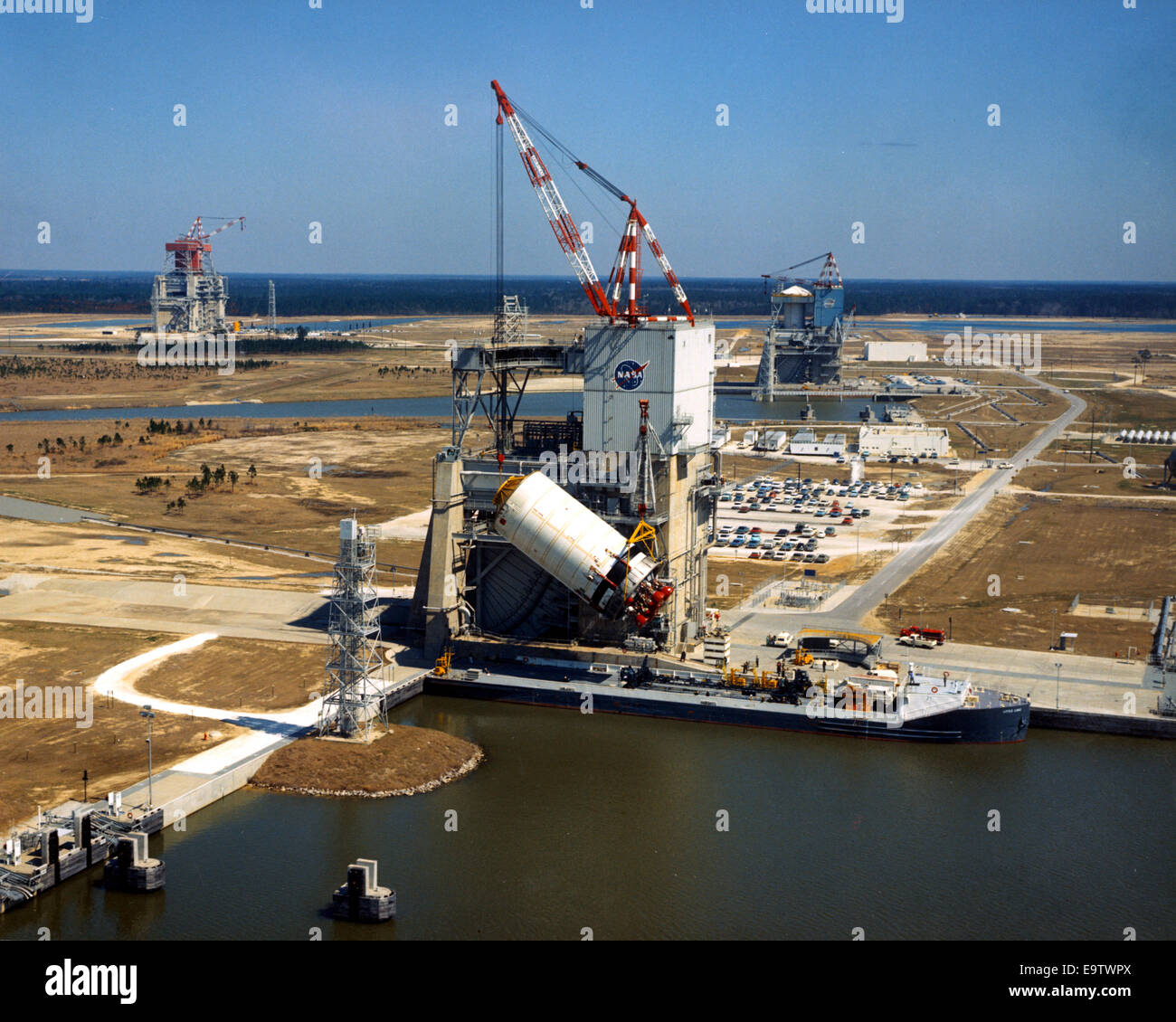 S-II-Stufe der Saturn V-Rakete wird auf der a-2-Prüfstand 1967 in Mississippi Test Facility, jetzt die Stennis Space Center hochgezogen. Dies war die zweite Stufe der Mondrakete 364-Fuß hohen. Die zweite Etappe wurde von fünf j-2 Motoren w angetrieben. Stockfoto