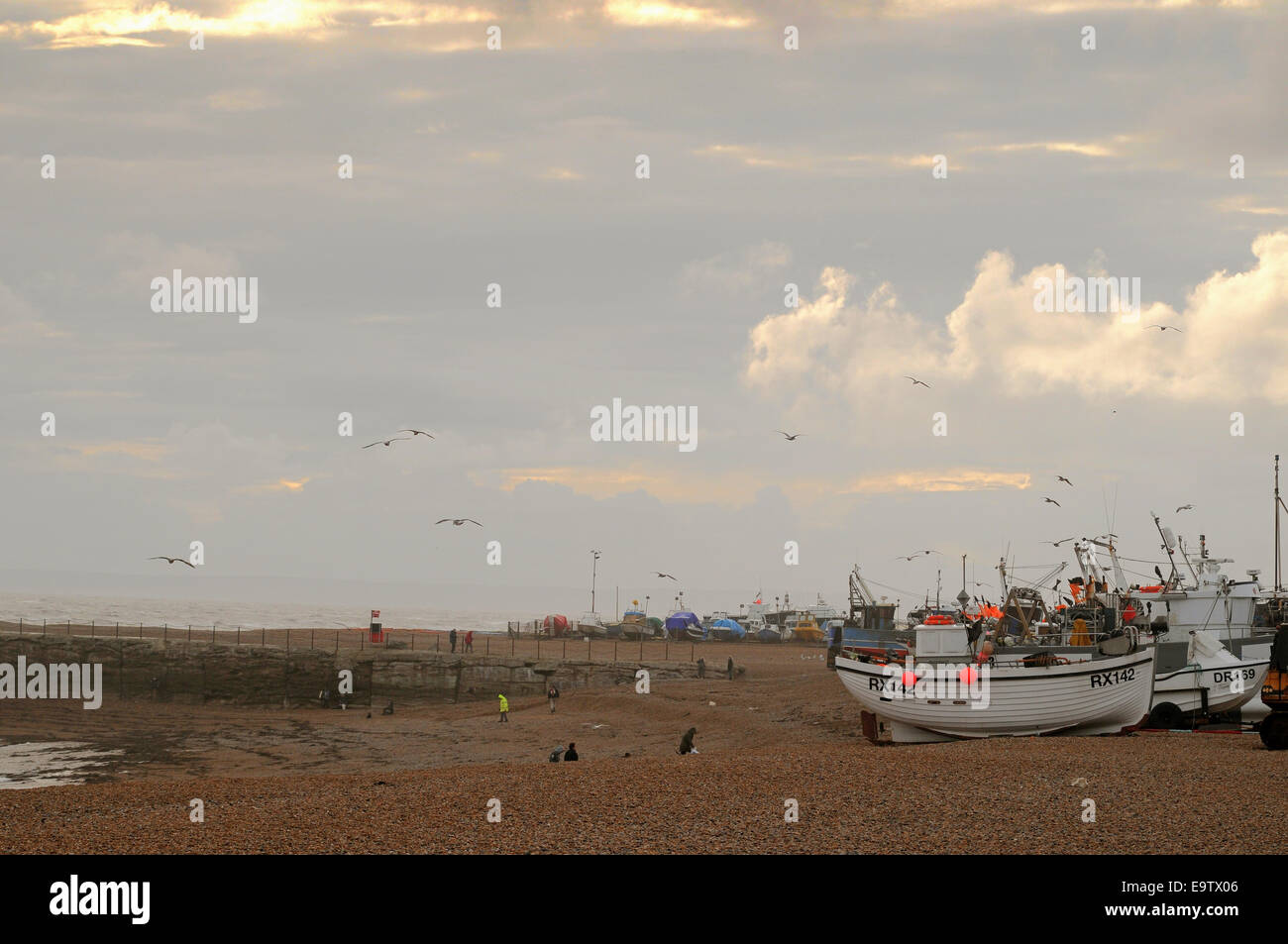 Hastings, East Sussex, Großbritannien. November 2014. Wolken, die sich an der Südküste nach Osten hin aufmachen. Stockfoto