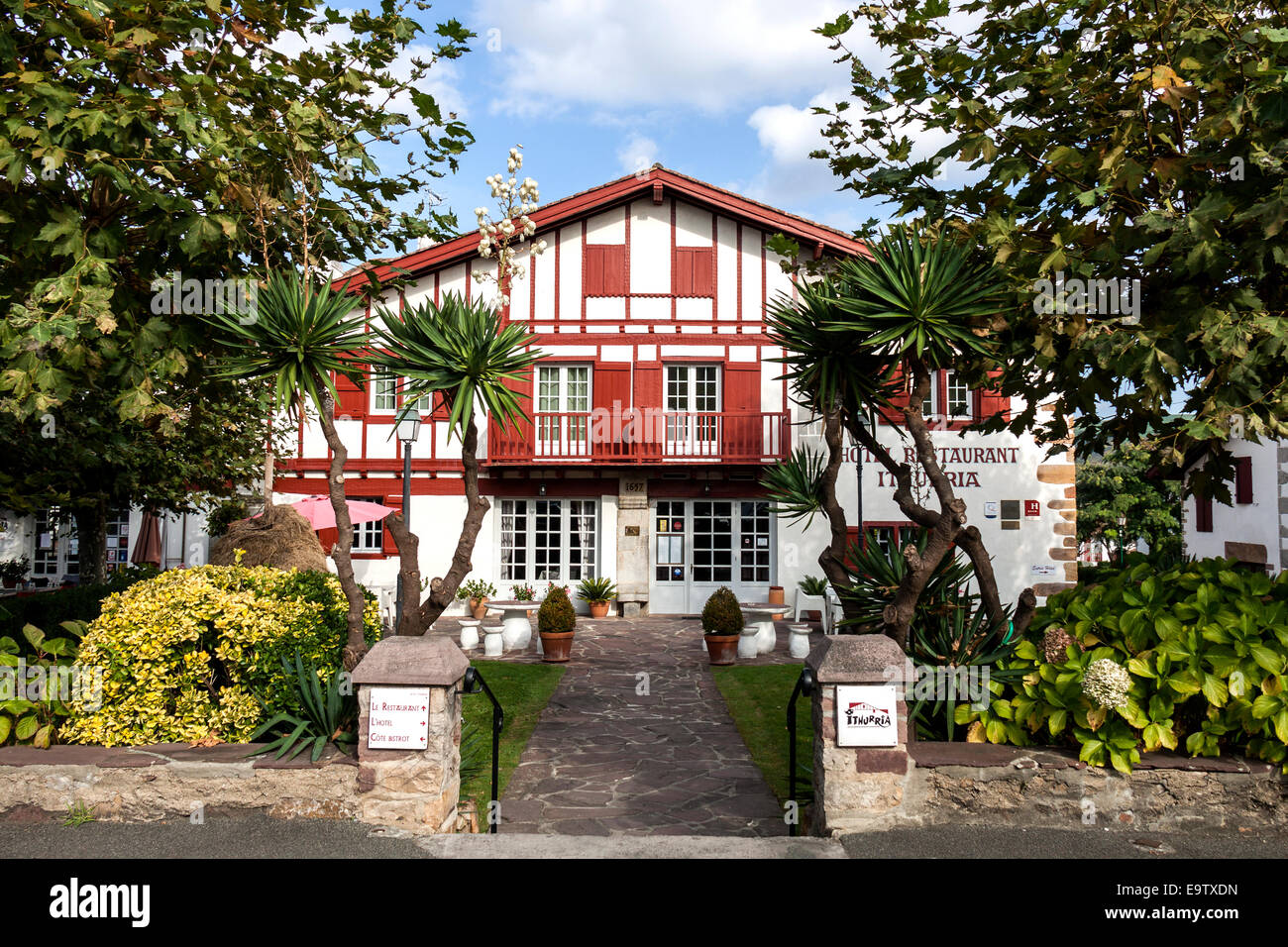 Baskische Hotel/Restaurant am Ainhoa im französischen Baskenland. Stockfoto