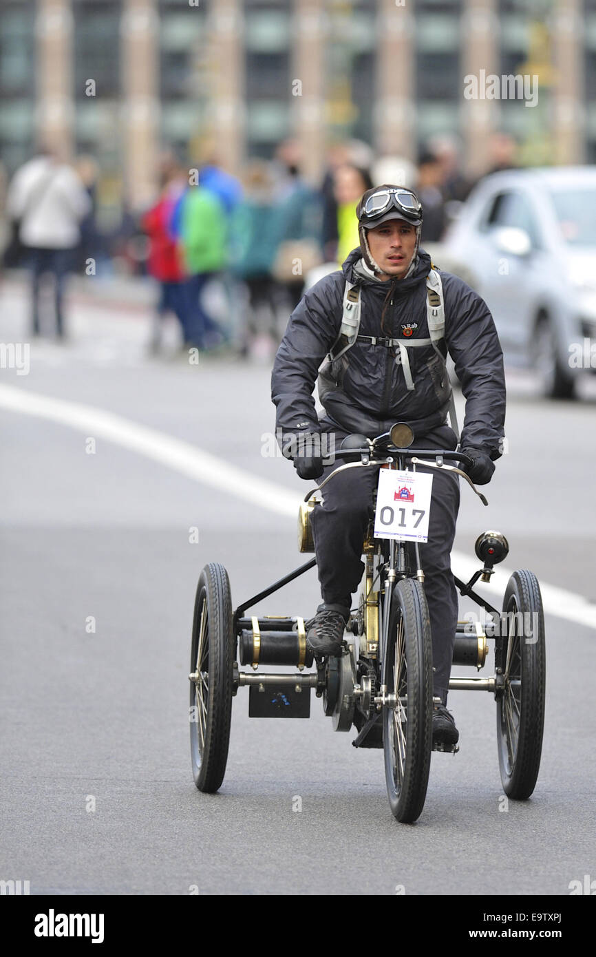 London, UK. 2. November 2014. Ein 1899 De Dion-Bouton-Dreirad (Besitzer: Nicholas Pellett) Westminster Brücke während des 2014 Bonhams London to Brighton Veteran Car Run. Bildnachweis: Michael Preston/Alamy Live-Nachrichten Stockfoto