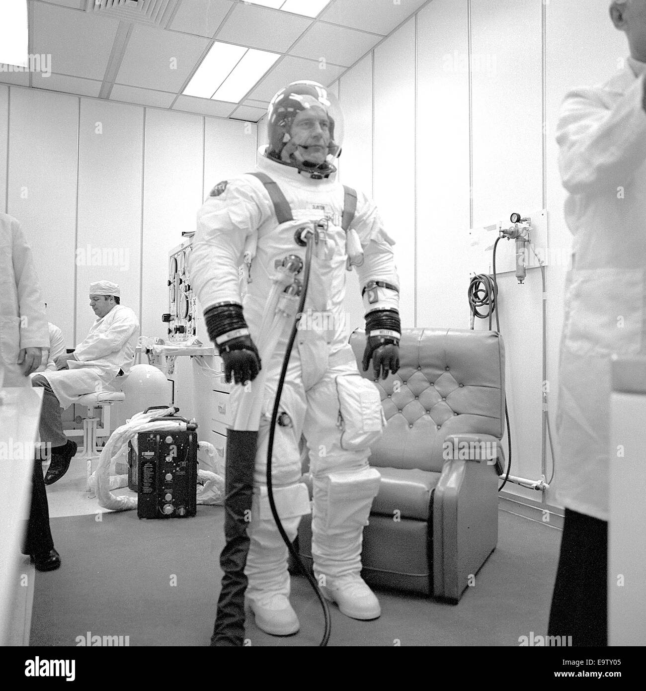 "Deke" Apollo Sojus Test Projekt (ASTP) Prime Crew Mitglied Donald K. Slayton passt bis Höhe-Test von Apollo Befehl Modul in einer Höhe Kammer des KSC bemannte Raumfahrzeuge Operationen Gebäude (MSOB). Stockfoto