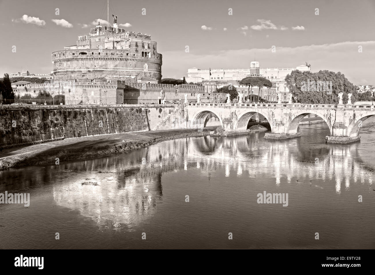 Blick auf berühmte Saint Angel Schloss und Brücke über den Tiber in Rom, Italien. Stockfoto