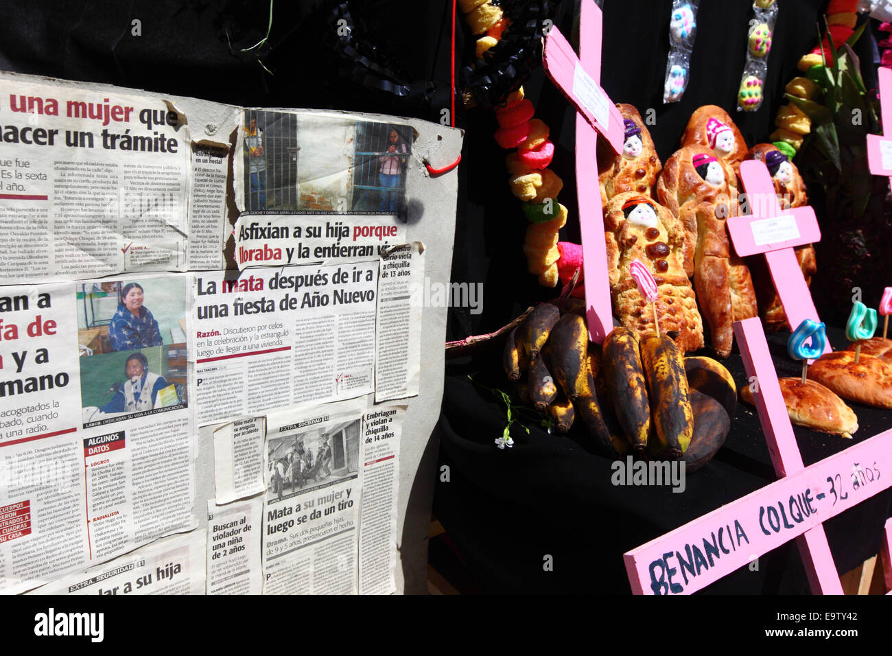 EL ALTO, Bolivien, 2. November 2014. Detail eines typischen Altar oder Mesa für Todos Santos-Festival mit Zeitungsberichte über Fälle von Frauen, die Opfer der Frauenmorde und häuslicher Gewalt sind. Diese Altäre sind gebaut, um die Seelen von geliebten Menschen begrüßen, die es geglaubt wird, Rückkehr zur Erde am 1. November, um ihre Familien zu besuchen. Zunehmend wird das Festival auch eingesetzt, um Opfer von Verbrechen und Gewalt zu markieren. Laut einem Bericht der WHO im Januar 2013 ist Bolivien das Land mit der höchsten Rate der Gewalt gegen Frauen in Lateinamerika. Bildnachweis: James Brunker / Alamy Live News Stockfoto