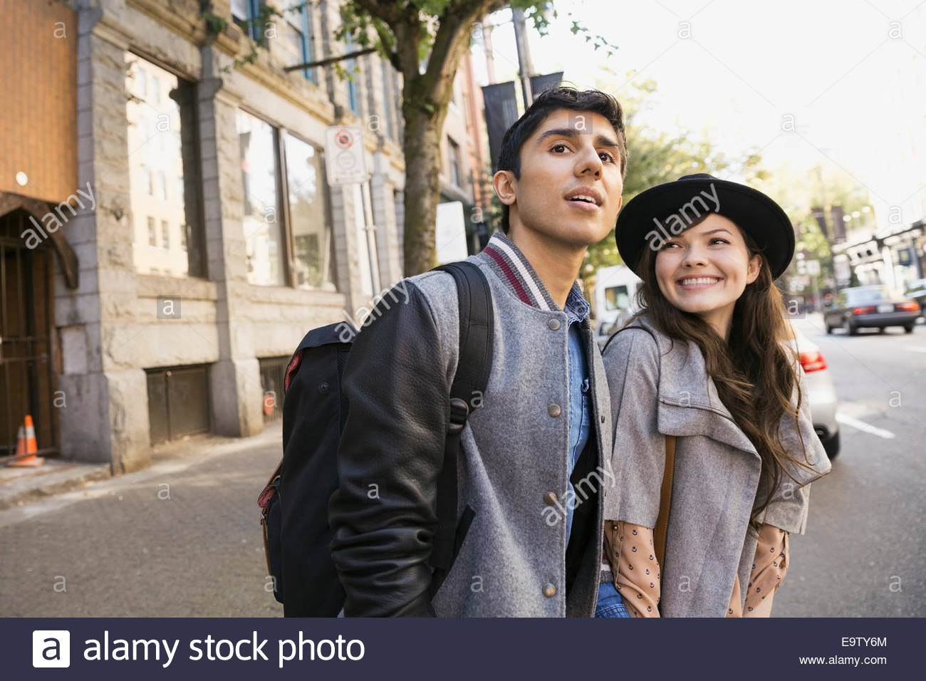 Paar auf städtischen Straße Stockfoto