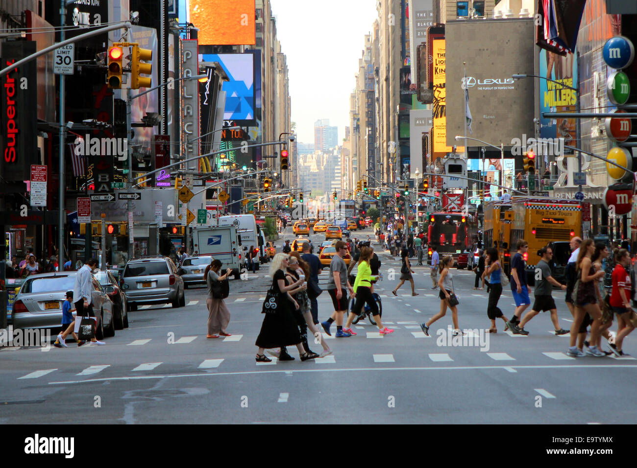 Eine geschäftige Straßenszene in Manhattan, New York City, USA.  Blick nach Süden entlang der 7th Avenue. Stockfoto