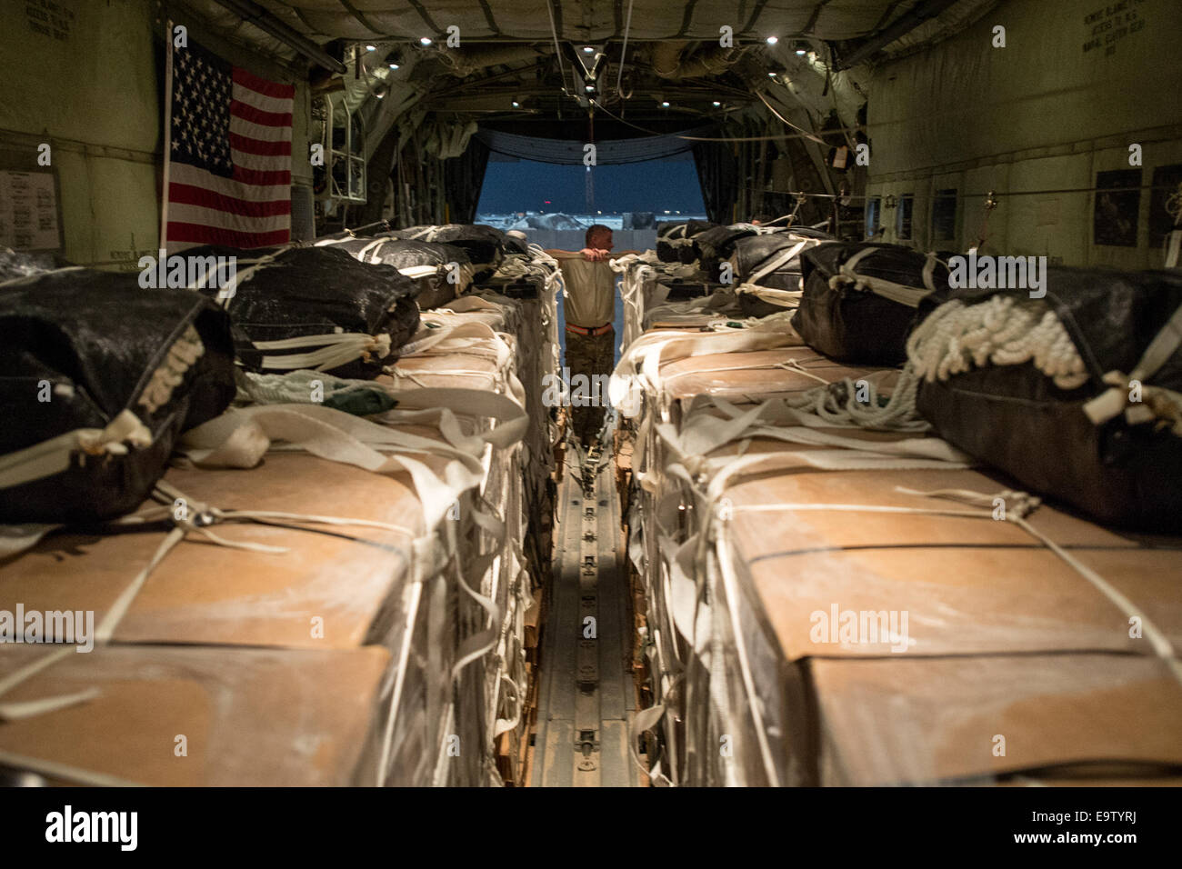 Container-Delivery-System bündelt sitzen auf einem US Luftwaffe c-130 Hercules-Flugzeuge an einem unbekannten Ort in der US-Zentrale Stockfoto