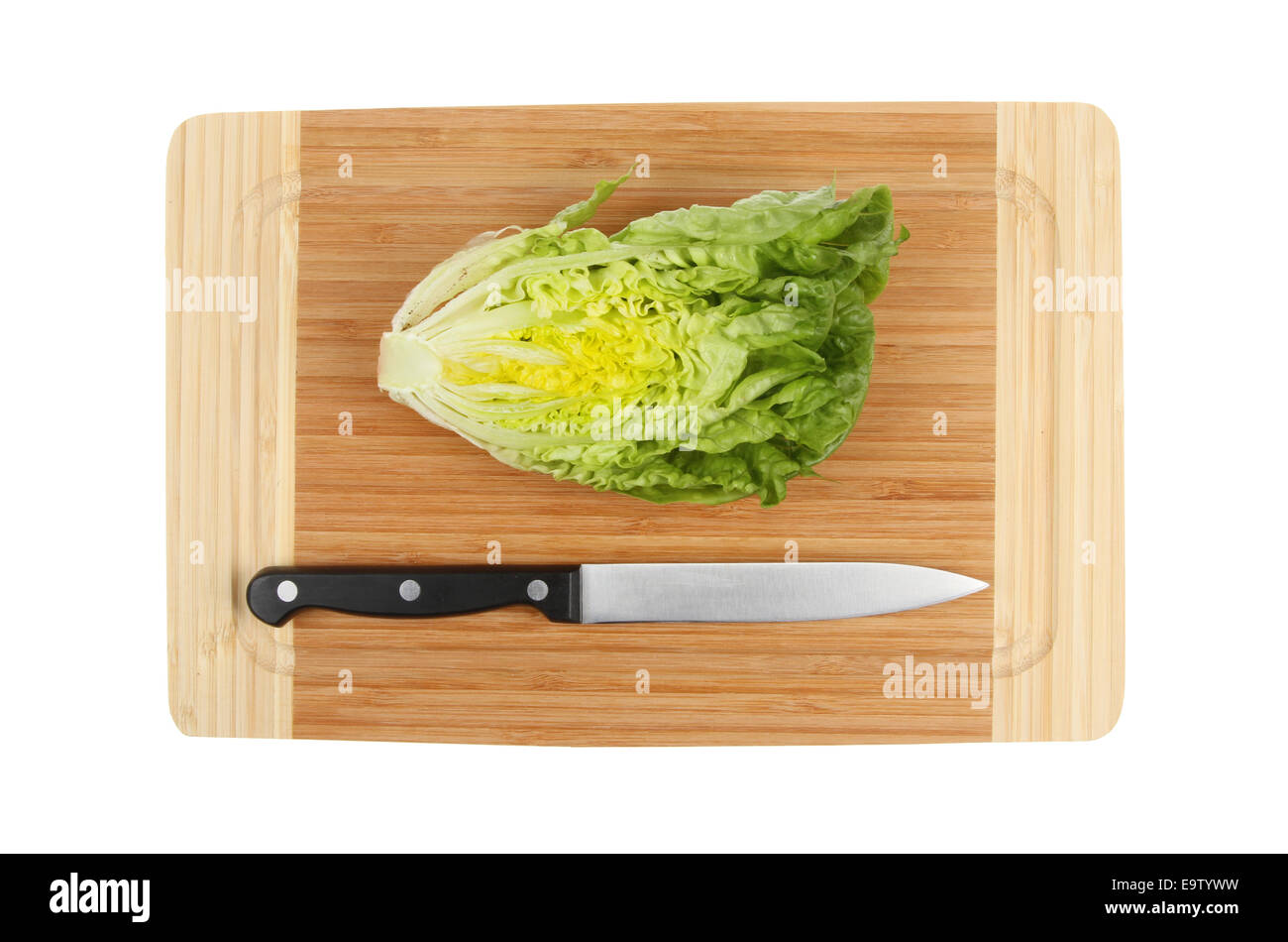 Kleines Juwel Salat schneiden in der Mitte mit einem Messer auf einem Bambus-Brett isoliert gegen weiß Stockfoto