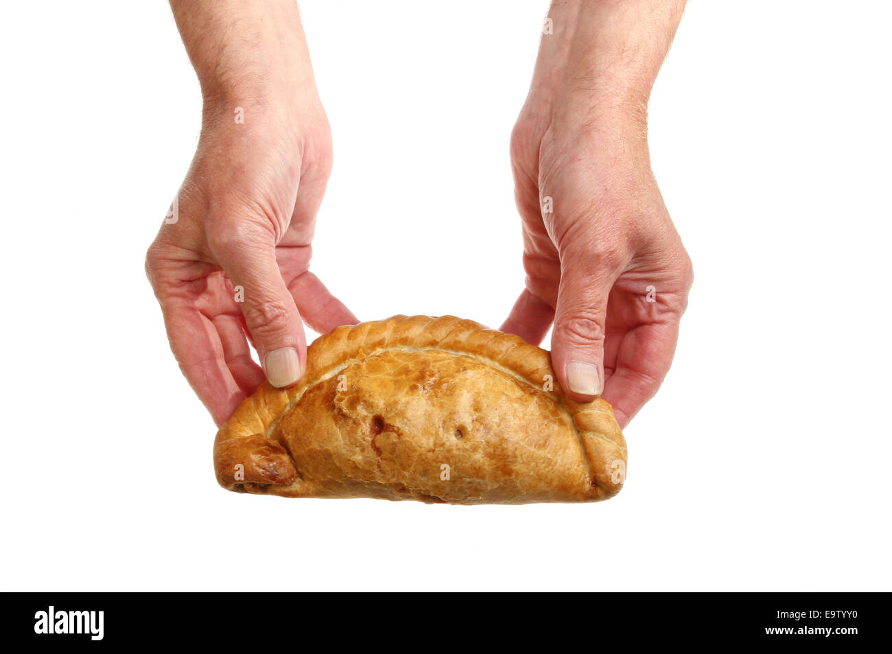 Zwei Hände halten ein Cornish Pasty isoliert gegen weiß Stockfoto