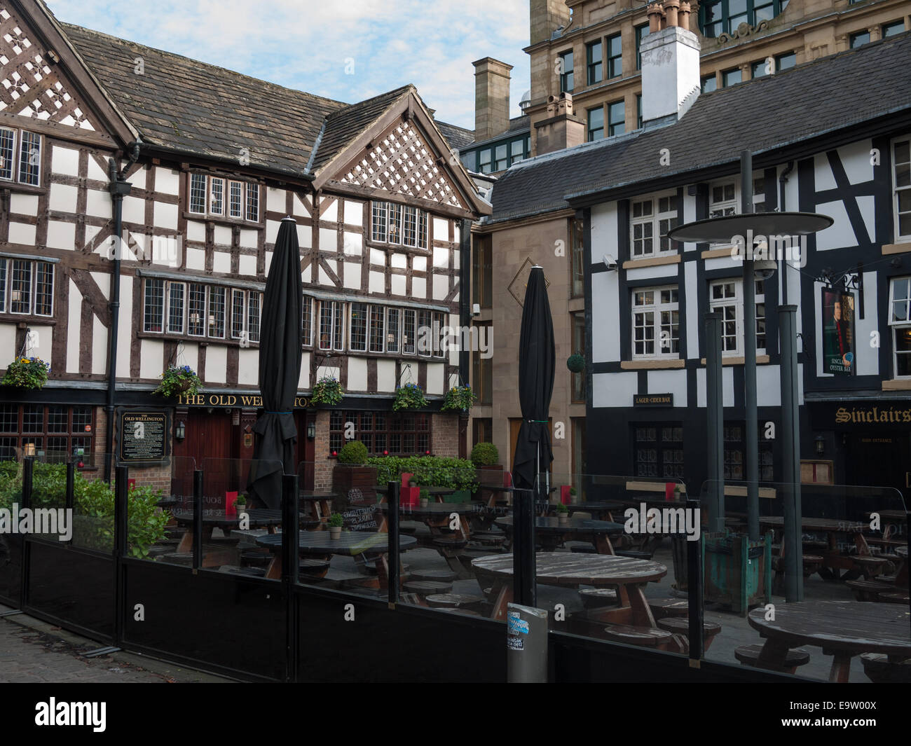 Die alte Wellington und Sinclairs Oyster Bar, Manchester Stockfoto