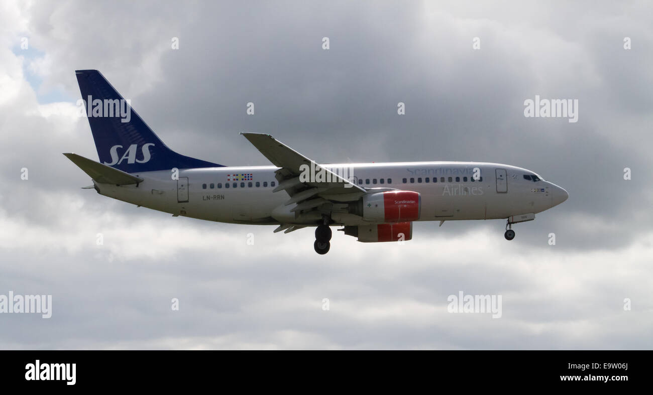 SAS Scandinavian Airlines Boeing 737 (LN-RRN), Manchester International Airport landen. Stockfoto