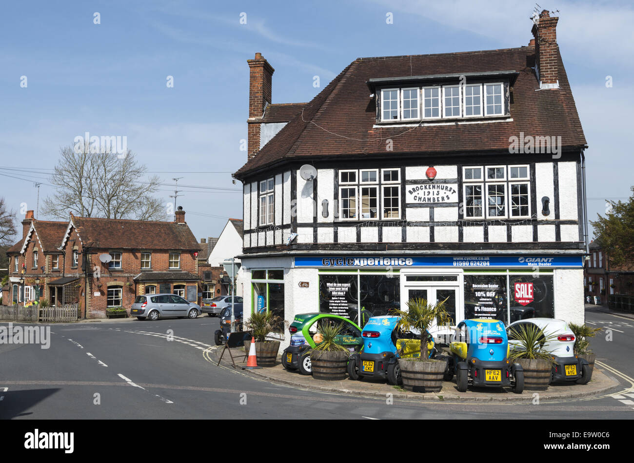 Der Cyclexperience-Bike-Shop und die Foresters Arms Pub in Brockenhurst, New Forest, Hampshire, England, UK Stockfoto