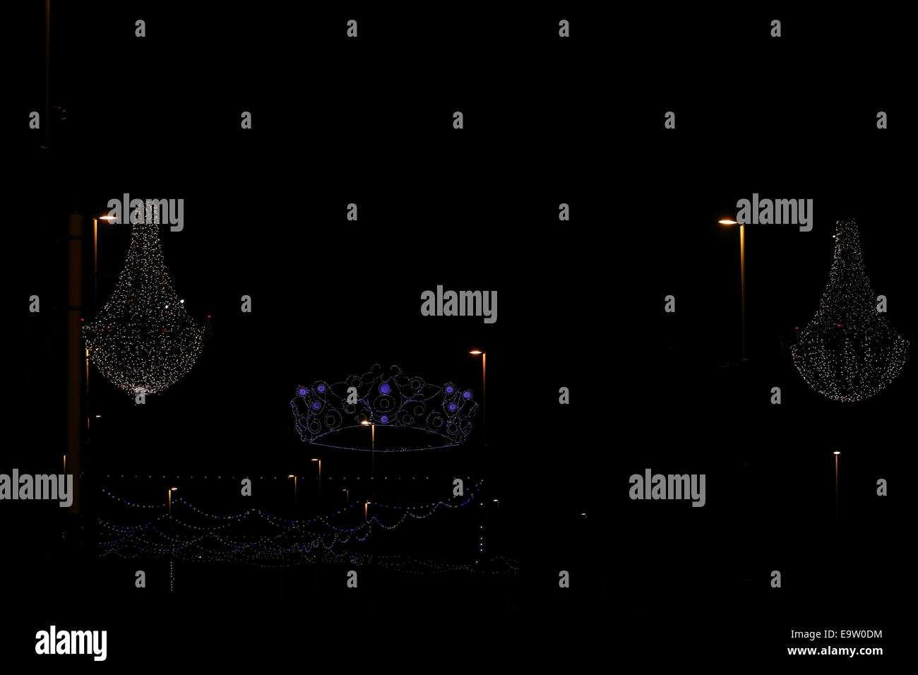 Nachtansicht, Blick nach Süden, 2 große weiße Kandelabern und 2 große blaue Kronen, Colourama, Starr Gatter, Blackpool Illuminations Stockfoto