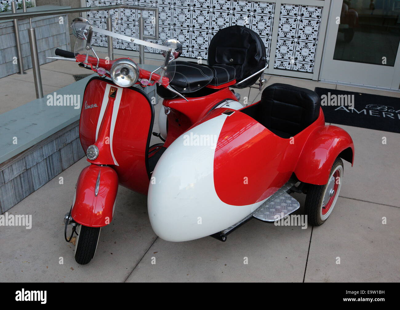 Vespa moped mit Beiwagen in San Diego, Kalifornien, USA. Stockfoto