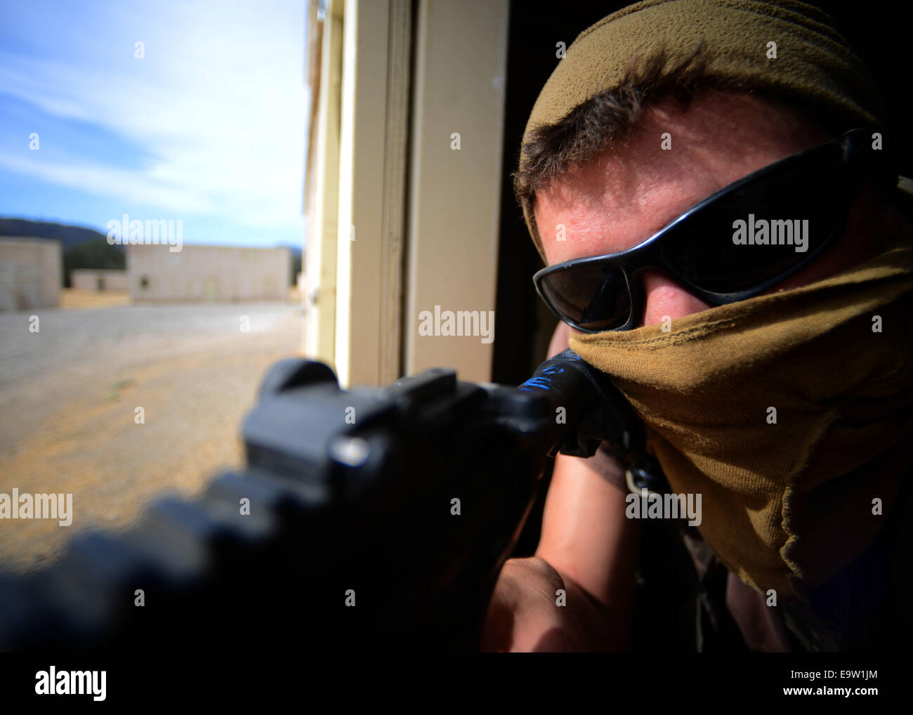 U.S. Marine Equipment Operator Constructionman Lucas Mora, eine Seabee zugewiesen, Naval Mobile Bau Bataillon (NMCB) 3, mans eine Feuerstellung innerhalb einer fiktiven feindliche Stadt 16. Oktober 2014, vor einem simulierten Angriff auf Seabees mit NMCB-5 während eines Feldes Stockfoto