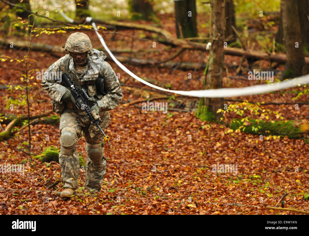 Ein US-Soldat, der 2. Kavallerie-Regiment zugewiesen konkurriert mit Soldaten aus anderen Einheiten in einem Land-Navigation-Tages-Kurs während des Wettbewerbs der Experte Infanterist-Abzeichen auf dem Truppenübungsplatz Grafenwöhr in Deutschland, 20. Oktober 2014. Stockfoto