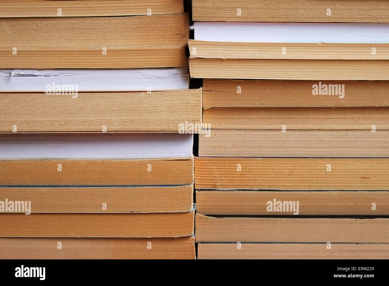 Zwei Haufen Bücher übereinander Stockfoto