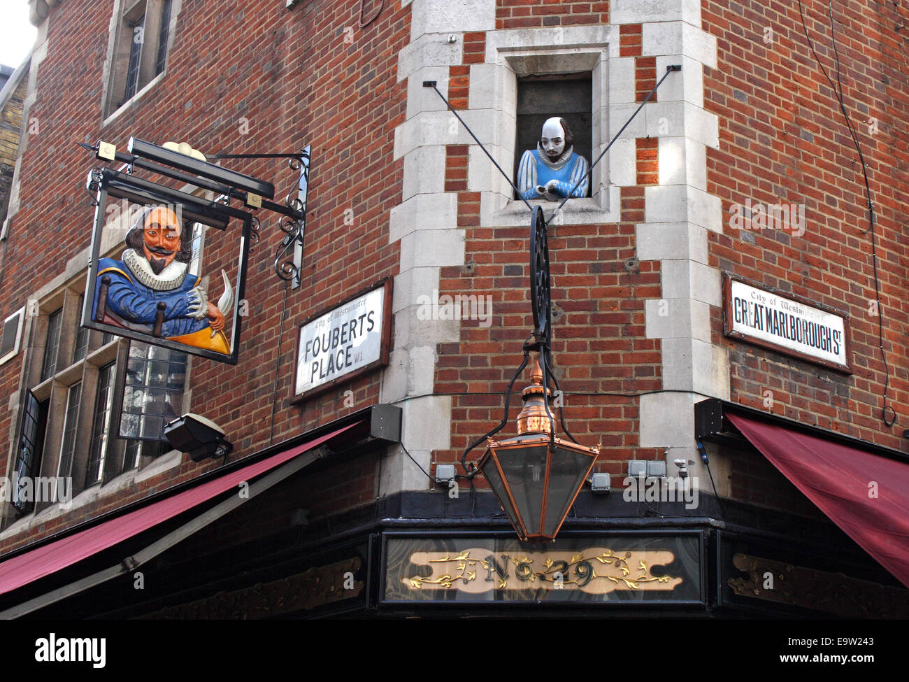 Das Shakespeare Head Pub, auf Great Marlborough Street, im Soho-Bereich von London, England. Stockfoto