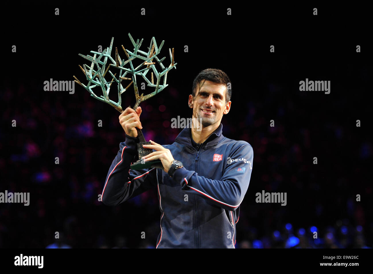 Paris, Frankreich. 2. November 2014. PNB Paribas Master-Tennis-Turnier. Herren Einzel Finale. Milos Roanic gegen Novak Djokovic. Novak Djokovic (Ser) mit seiner Trophäe. Bildnachweis: Aktion Plus Sport/Alamy Live-Nachrichten Stockfoto