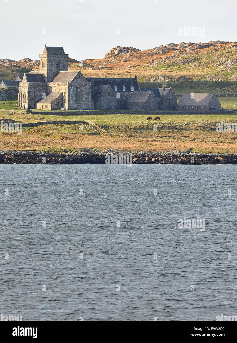 Schottland-2014. VEREINIGTES KÖNIGREICH. 28.10.2014. Iona Abbey von Fionnphort, Isle of Mull aus gesehen Stockfoto