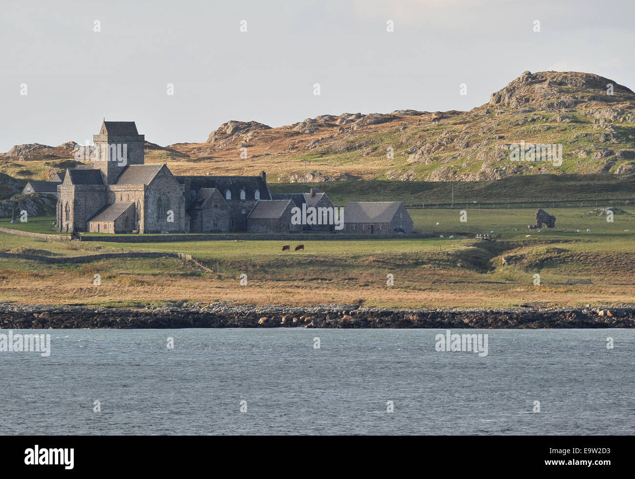 Schottland-2014. VEREINIGTES KÖNIGREICH. 28.10.2014. Iona Abbey von Fionnphort, Isle of Mull aus gesehen Stockfoto