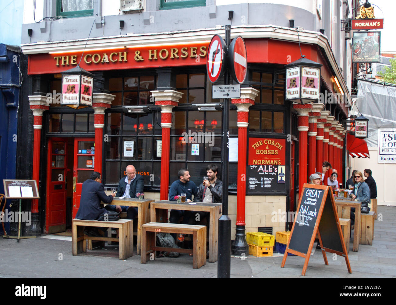 Der Coach und Pferde Pub im Soho-Bereich von London, England. Stockfoto