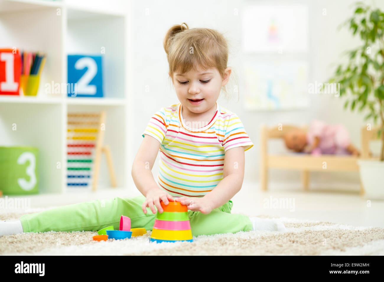 Kind Mädchen spielen mit bunten Baukasten Stockfoto