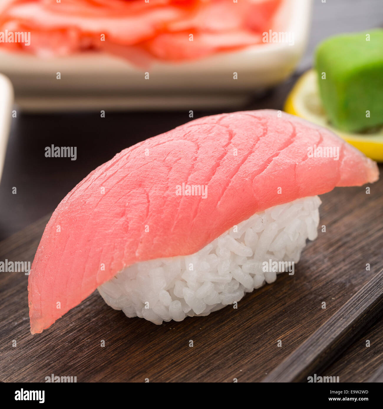 Nigiri Sushi mit Thunfisch Stockfoto