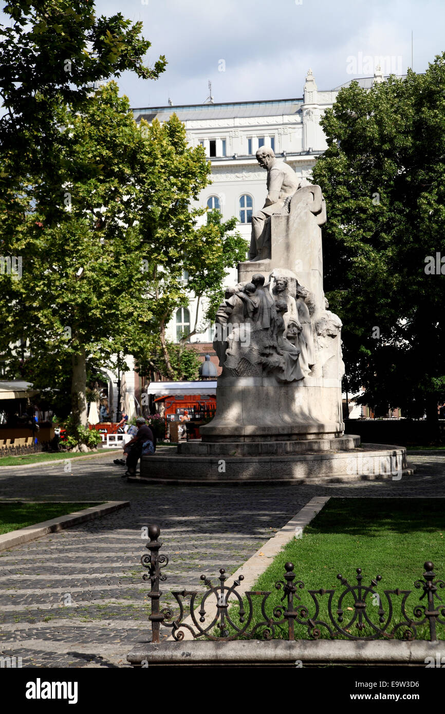 Aufrechte Seitenansicht der Statue des Dichters Mihaly Vörösmarty Vörösmarty Platz Budapest Stockfoto